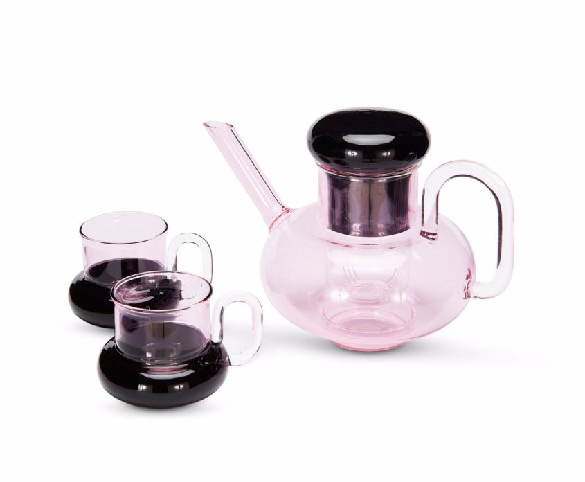 bump_tea_pot_and_cups_1